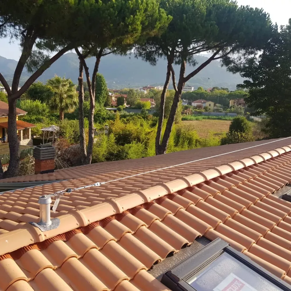 Installazione grondaia e pluviali _ Coperture e Lattonerie